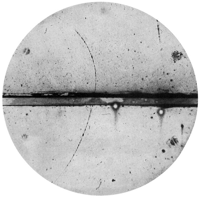 Trajektoria pierwszego odkrytego antyelektronu. Carl D. Anderson (1905–1991) - Anderson, Carl D. (1933). "The Positive Electron". Physical Review 43 (6): 491–494. DOI:10.1103/PhysRev.43.491)