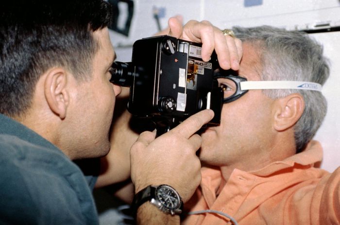 Astronauta Robert D. Cabana  za pomocą tonometru sprawdza ciśnienia wewnątrzgałkowe astronauty Michaela R. U. (Rich) Clifforda. Fot. NASA