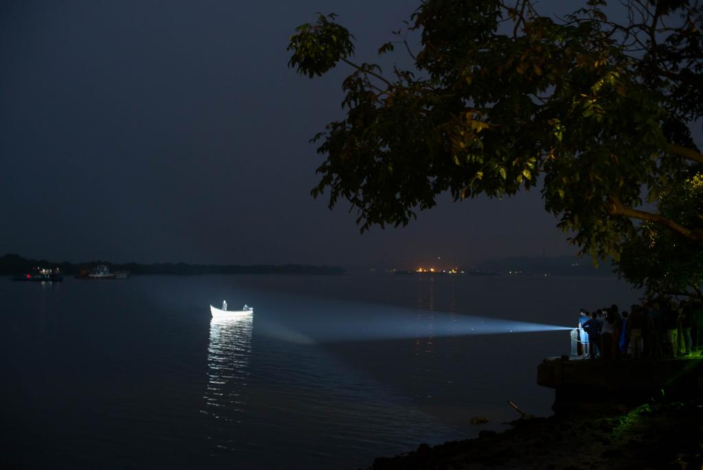 Mariusz Lubomski występuje na skraju Horyzontu Zdarzeń w łodzi na rzece Mandovi na Goa fot. Rahul Gudipudi