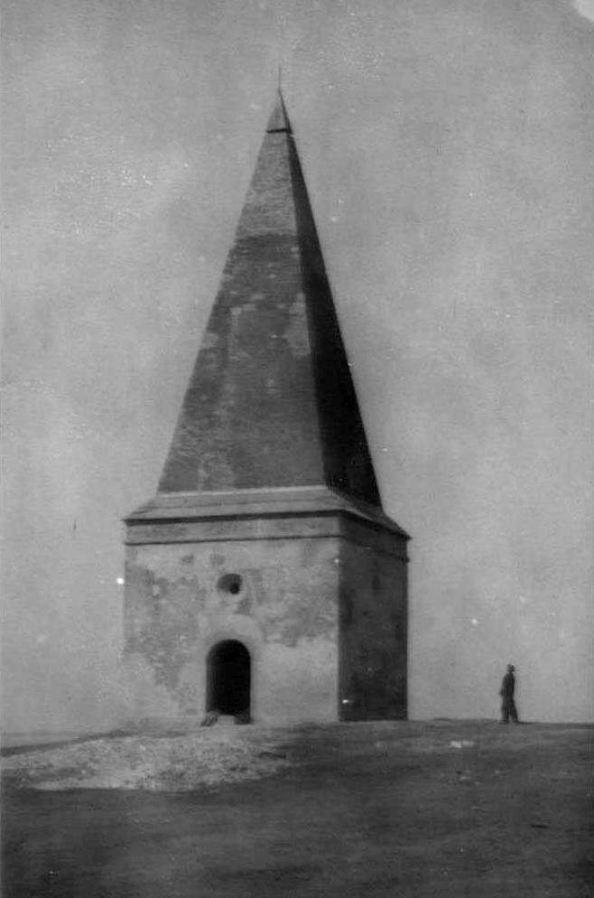 Piramida ok. 1960 r. - fotografia ze zbiorów Muzeum Regionalnego w Krasnymstawie, fot. S. Żelisko