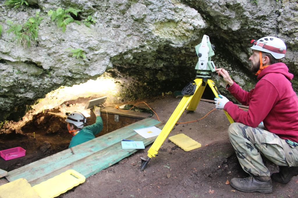 Poszukiwania nieznanej jaskini w pobliżu Jaskini Perspektywicznej. Fot. M. Krajcarz