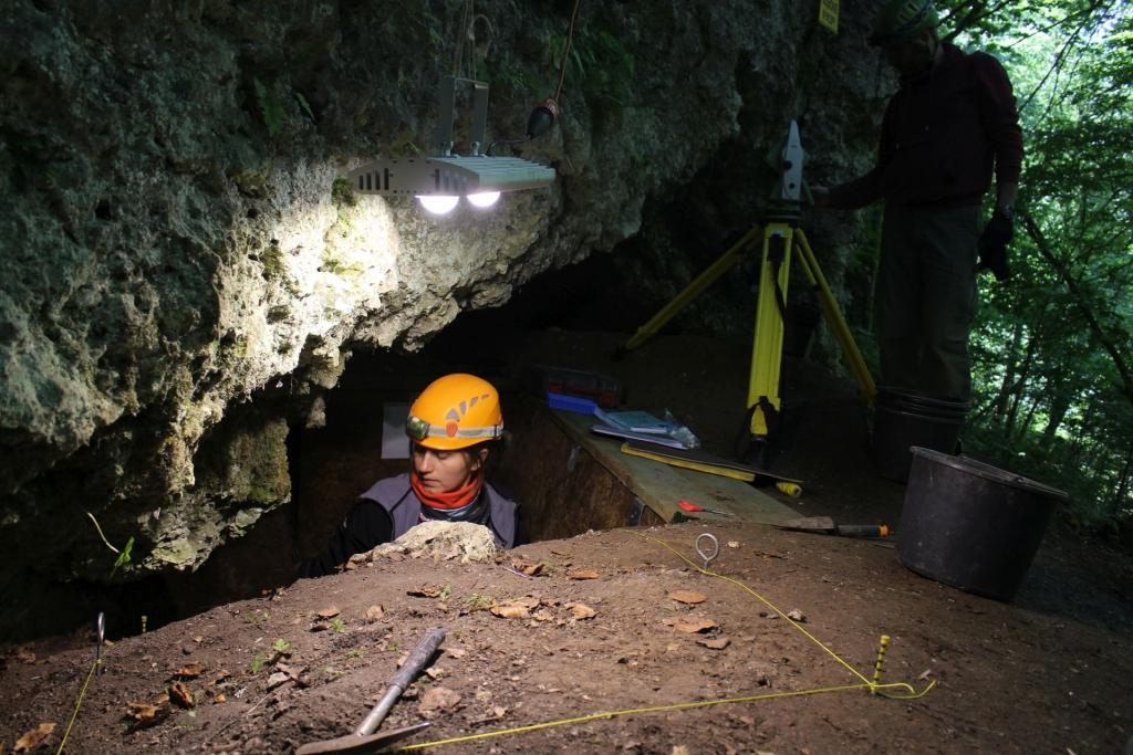 Poszukiwania nieznanej jaskini w pobliżu Jaskini Perspektywicznej. Fot. M. Wiejacka
