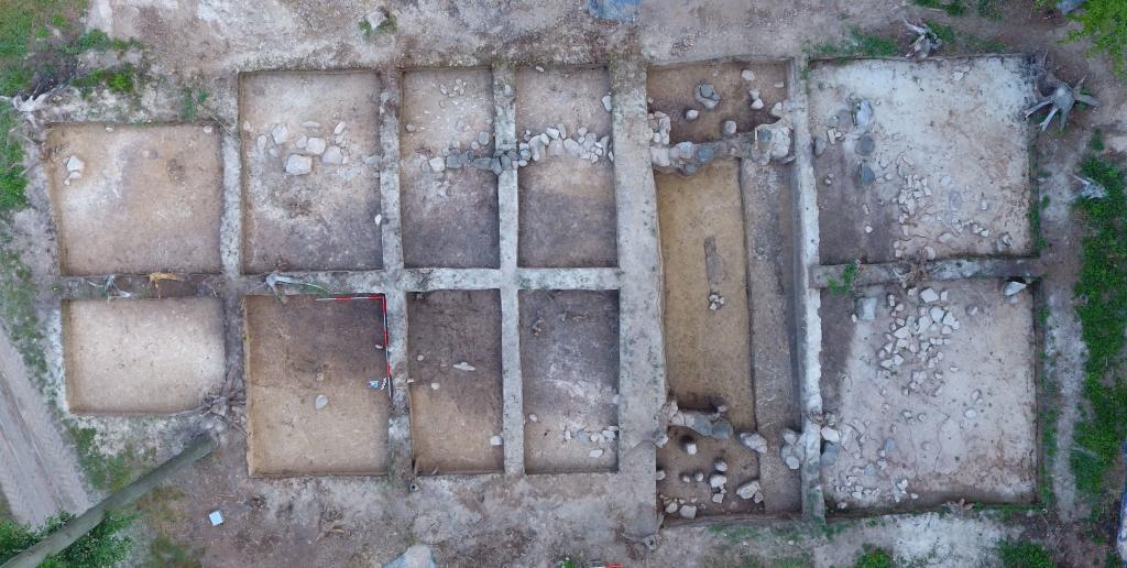 Neolityczny grobowiec megalityczny kultury pucharów lejkowatych - widok z lotu ptaka. Fot. A. Przybył