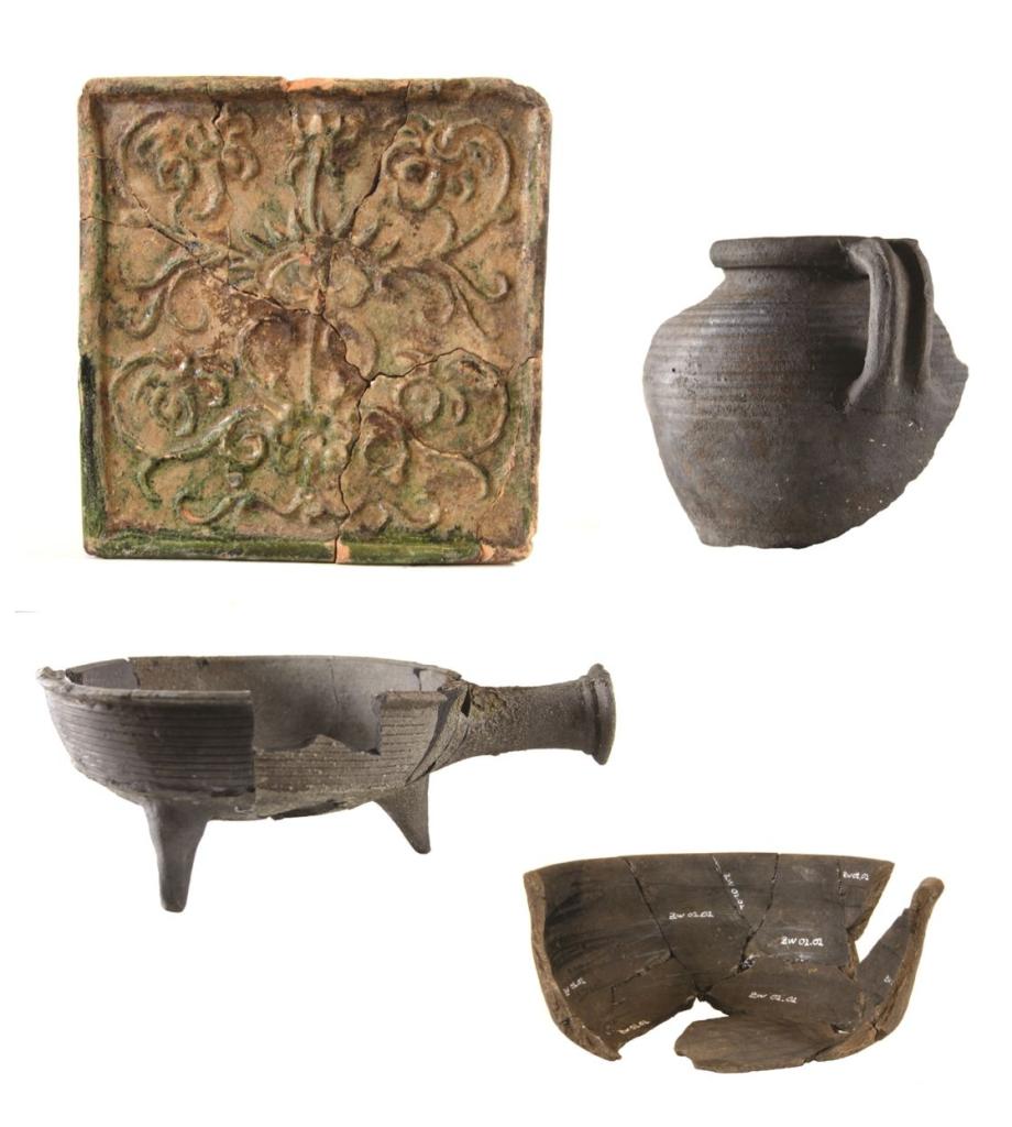 Wybrane zabytki gliniane odkryte na terenie zmaku, XVI wiek. Foto. W. Bis