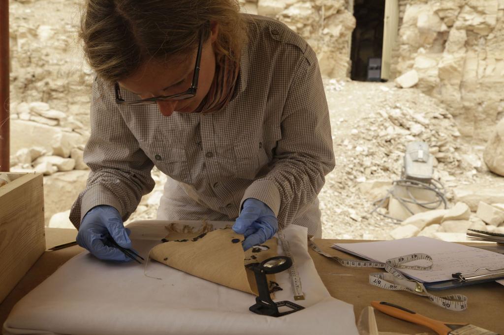 Dr Aleksandra Hallmann w czasie analizowania starożytnej tkaniny egipskiej, fot. archiwum prywatne