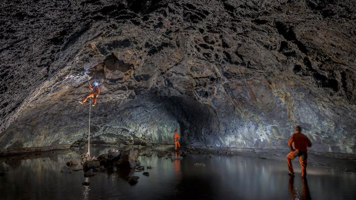Jaskinia Ana Ohoka. Zejście do jaskini z podziemnym zbiornikiem wodnym (fot. Marcin Jamkowski/adventurepictures.eu)