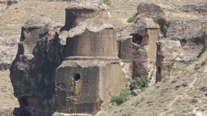 Wykute w skalach grobowce królewskie w starożytnym mieście Arkathiokerta (współczesny Elazιğ w Turcji), fot. M. Marciak