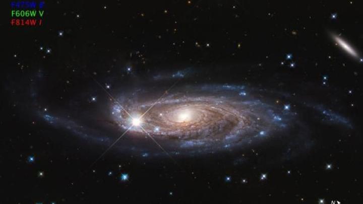 Zdjęcie galaktyki UGC 2885 uzyskane przy pomocy Kosmicznego Teleskopu Hubble’a. Zaznaczono skalę i inne informacje. Źródło: NASA, ESA, B. Holwerda (University of Louisville).