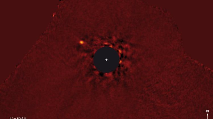Obraz w podczerwieni (fale 3,8 mikrometra) w sztucznych kolorach przedstawiający układ Kappa andromeda. Usunięto prawie cale światło gwiazdy centralnej. W lewym górnym rogu wyraźnie widać planetę. Źródło: NAOJ / Subaru / J. Carson (College of Charleston) / T. Currie (University Toronto).