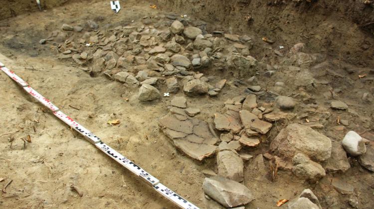 Potłuczone naczynia gliniane we wnętrzu odkrytego w roku 2014 grodziska w Starym Folwarku. Fot. Dariusz Wach 