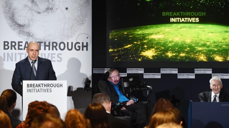 Na zdjęciu miliarder Yuri Milner i Stephen Hawking podczas konferencji prasowej w Londynie. Fot. PAP/EPA ANDY RAIN 20.07.2015