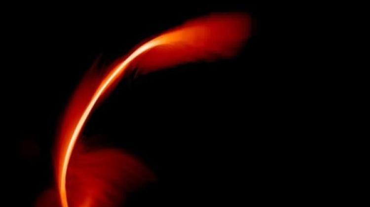 Jedna z klatek komputerowej symulacji rozerwania gwiazdy przez supermasywną czarną dziurę. Źródło: J. Guillochon (Harvard University) oraz E. Ramirez-Ruiz (University of California w Santa Cruz 