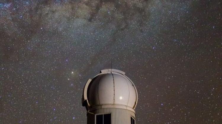 Kopuła australijskiego teleskopu SkyMapper, a nad nią Droga Mleczna. Źródło: James Gilbert / ANU. 