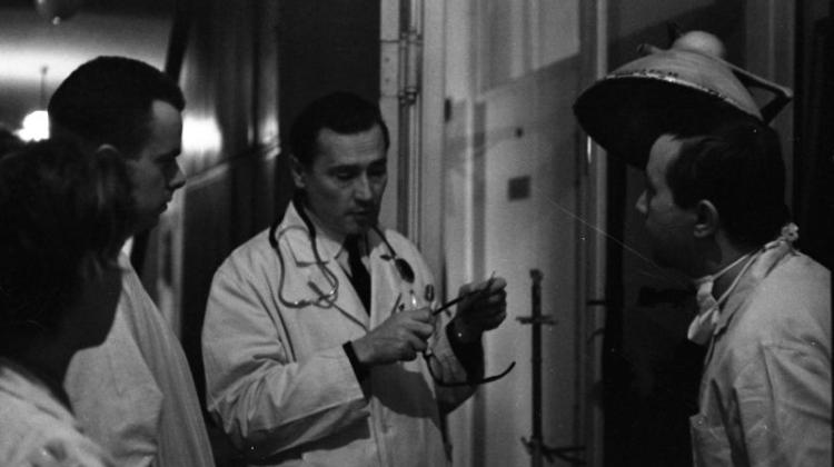Nz. lekarze po operacji transplantacji nerki. Fot. PAP/Danuta Rago 26.01.1966
