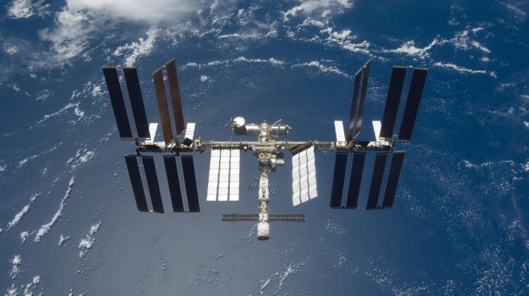 Międzynarodowa Stacja Kosmiczna na tle Ziemi. Zdjęcie wykonano w 2009 r. z pokładu wahadłowca Discovery (misja STS-119). Źródło: NASA.
