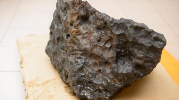 Meteoryt z terenu rezerwatu Morasko, który waży 261 kg. Fot. PAP/ Jakub Kaczmarczyk 16.11.2012 