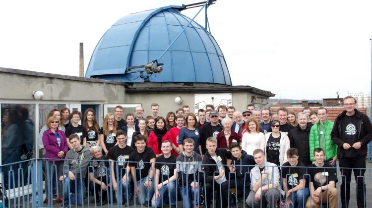 Grupowe zdjęcie uczestników 42. Ogólnopolskiego Młodzieżowego Seminarium Astronomicznego w Grudziądzu (OMSA). Źródło: OMSA. 