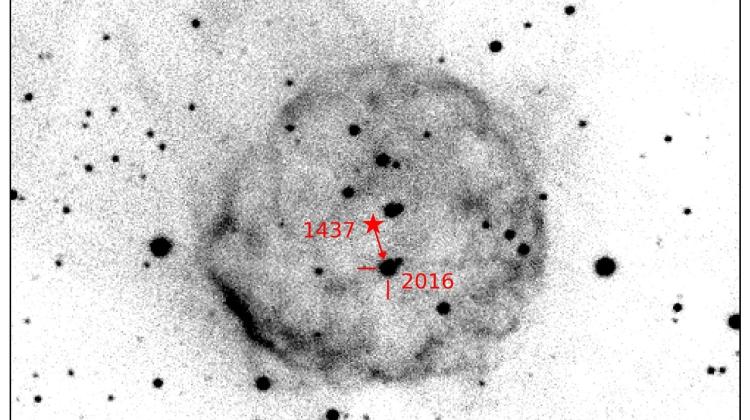 Gwiazda nowa z 1437 r. i pozostałość po odrzuconej w trakcie wybuchu otoczce. Zaznaczono pozycję gwiazdy w 2016 r. i w 1437 r. Źródło: J. Mikołajewska / K. Iłkiewicz / CAMK PAN. 