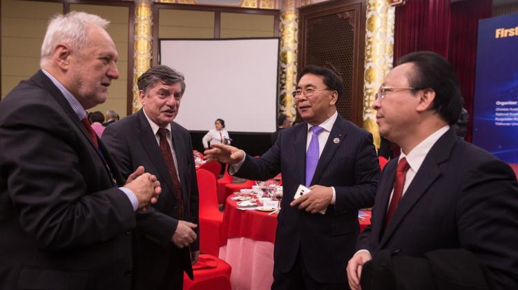 Prof. Jerzy Duszyński, prezes PAN (pierwszy od lewej), z prezesem Chińskiej Akademii Nauk prof. Bai Chunli (drugi od prawej). Źródło: prof. J. Duszyński 