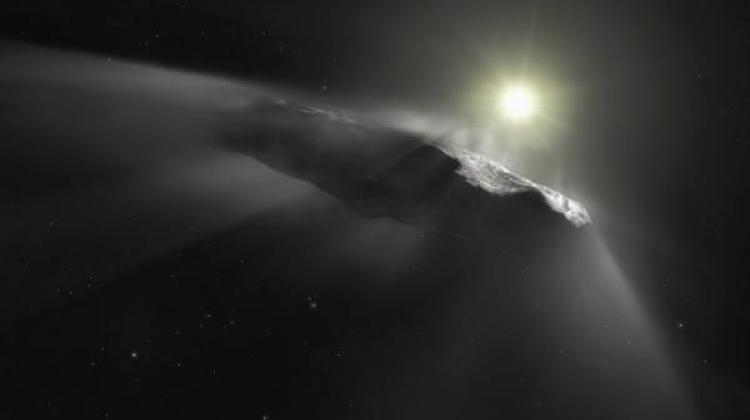 Artystyczna wizja obiektu `Oumuamua, który przyleciał do Układu Słonecznego z przestrzeni międzygwiazdowej. Źródło: ESA/Hubble, NASA, ESO, M. Kornmesser