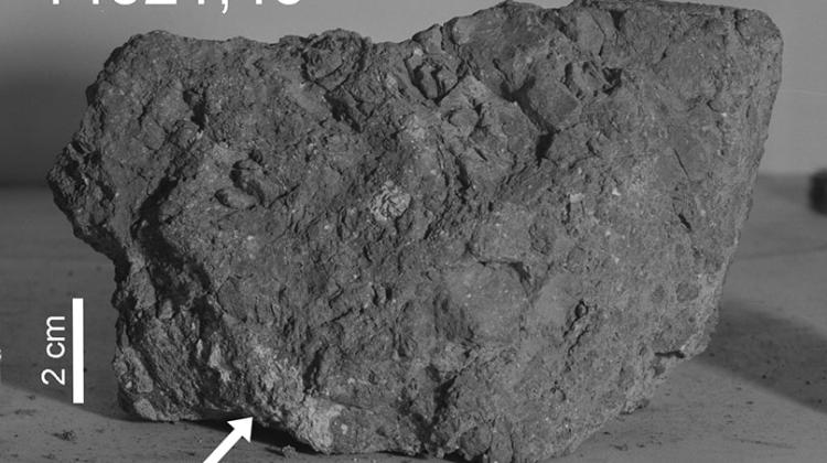 Fragment skały z Księżyca, w którym wykryto fragment mogący pochodzić z Ziemi sprzed 4 miliardów lat. Kamień przywieziono z Księżyca ramach misji Apollo 14 w 1971 roku. Źródło: USRA