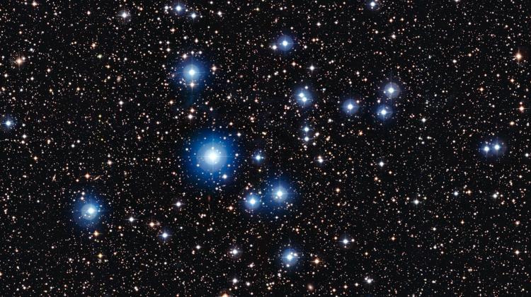 Zdjęcie wykonane za pomocą 2,2-metrowego teleskopu MPG/ESO w Obserwatorium ESO La Silla w Chile pokazuje jasną gromadę otwartą gwiazd NGC 2547. Źródło: ESO.

