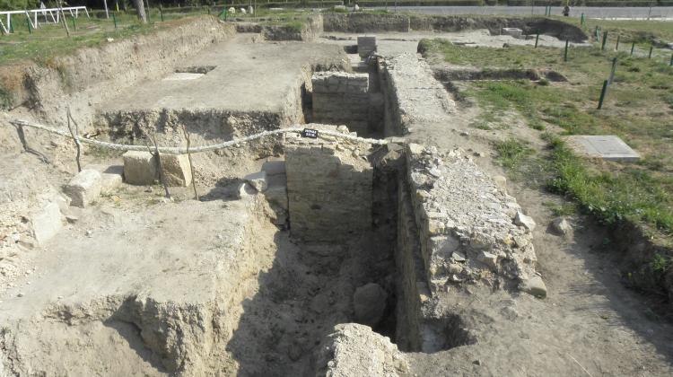 Widok ogólny na pozostałości budynku rzymskiego arsenału legionu I Italskiego. Widok od południa. Fot. Piotr Zambrzycki