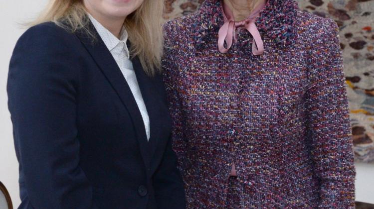 Królowa Szwecji Sylwia (P) i nagrodzona studentka Natalia Duszeńska (L) podczas uroczystości wręczenia Nagrody Pielęgniarskiej Królowej Sylwii w rezydencji ambasadora Szwecji w Warszawie. Fot. PAP/Jacek Turczyk 01.03.2017