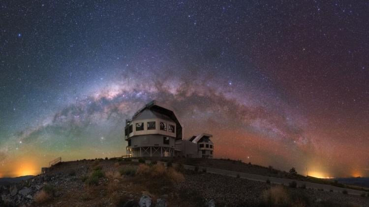  Teleskopy Magellana na tle gwiaździstego nieba w obserwatorium Las Campanas w północnym Chile. Dwie niebieskie plamki po lewej stronie to Wielki Obłok Magellana i Mały Obłok Magellana, galaktyki sąsiadujące z Drogą Mleczną. Zdjęcie wykonał...