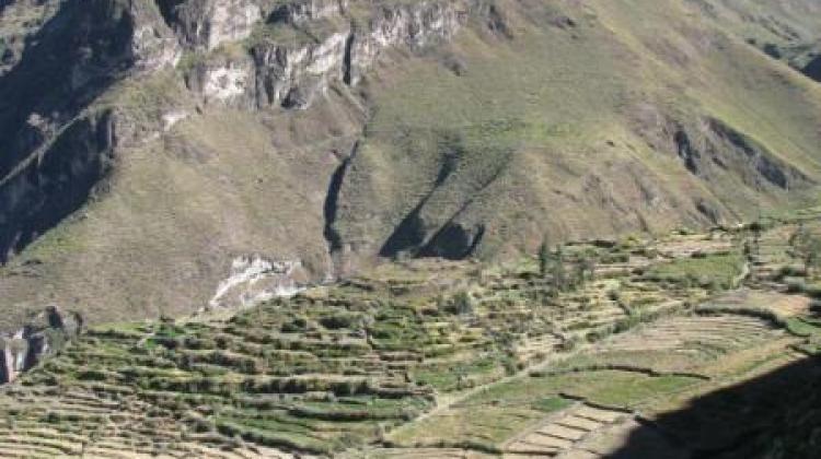 Muyu muyu - Monumentalna dwustopniowa platforma na planie owalnym,  główny obiekt inkaskiego sanktuarium-wyroczni wulkanu Solimana, (3100 m npm). Fot. Mariusz Ziółkowski 