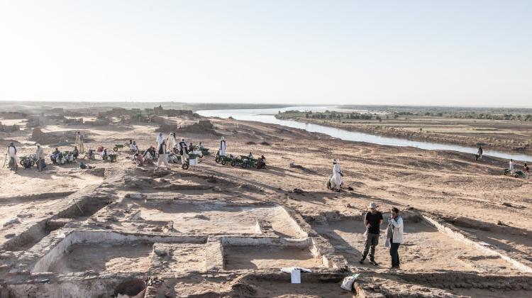 Wykopaliska projektu ERC UMMA w Dongoli - nowoodkryte pozostałości 18-wiecznej zabudowy mieszkalnej, w tle dolina Nilu (fot. M. Rekłajtis/CAŚ UW) 