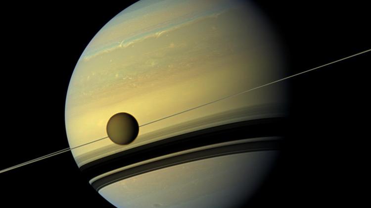Zdjęcie Tytana na tle Saturna wykonane 6 maja 2012 r. przez sondę Cassini z odległości 778 tys. km od Tytana. Źródło: NASA/JPL-Caltech/Space Science Institute.