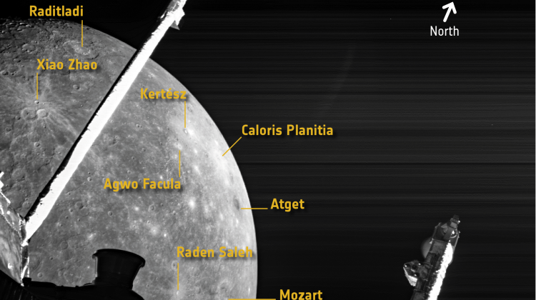 Jedno ze zdjęć Merkurego wykonanych podczas przelotu sondy BepColombo w dniu 23 czerwca 2022 roku. Wskazano kilka kraterów. Źródło: ESA/BepiColombo/MTM, CC BY-SA 3.0 IGO