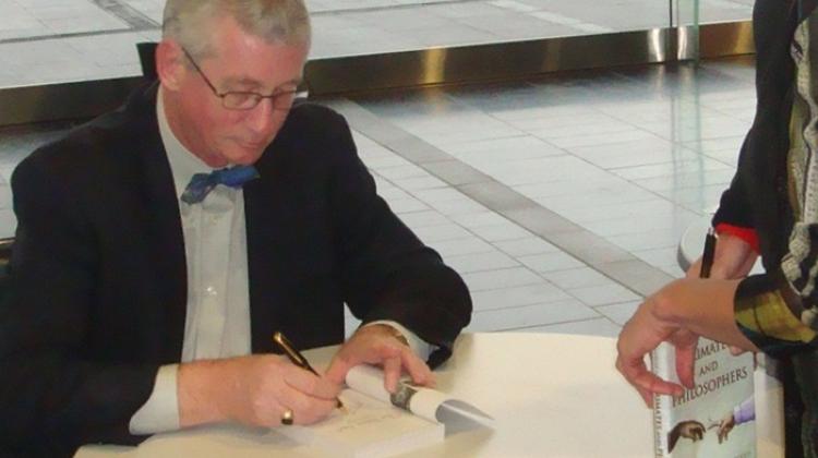 Frans de Waal podpisuje książkę na University of Auckland, autor: Richard001, Wikipedia