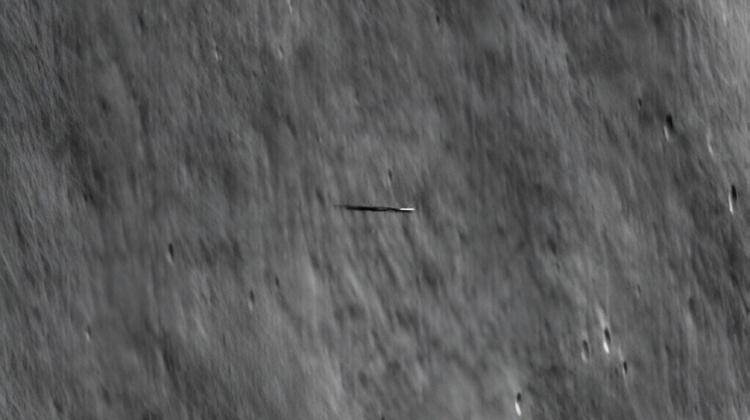 Południowokoreańska sonda Danuri sfotografowana z odległości 5 kilometrów przez amerykańską sondę Lunar Reconnaissance Orbiter (LRO). Obie sondy znajdują się na orbitach wokół Księżyca. Źródło: ASA/Goddard/Arizona State University.