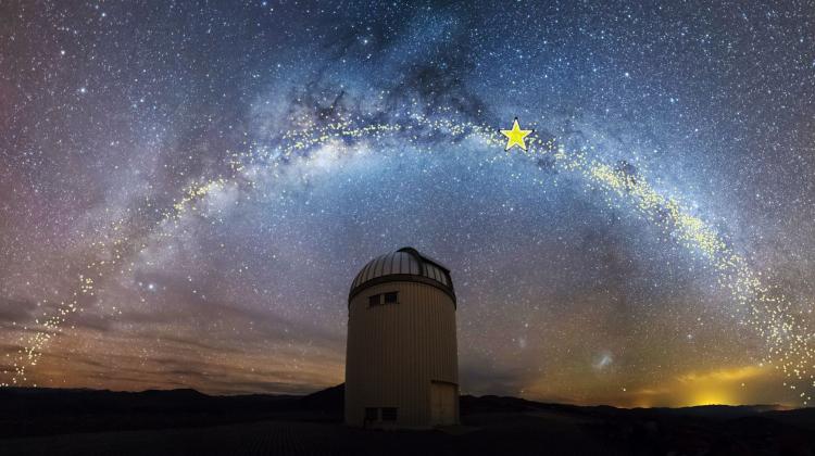 Droga Mleczna nad teleskopem projektu OGLE w Obserwatorium Las Campanas w Chile. Symbol gwiazdy wskazuje położenie nowo odkrytej cefeidy OGLE-GD-CEP-1884 na niebie. Pozostałe żółte kropki to inne znane cefeidy, w większości odkryte przez projekt OGLE (Autorzy: J. Skowron, K. Ulaczyk).