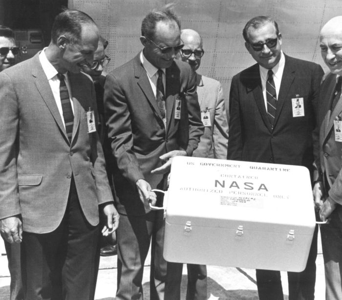 Urzędnicy NASA trzymają skrzynkę zawierającą skały księżycowe zebrane w czasie misji Apollo 1, lipiec 1969. Źródło: NASA
