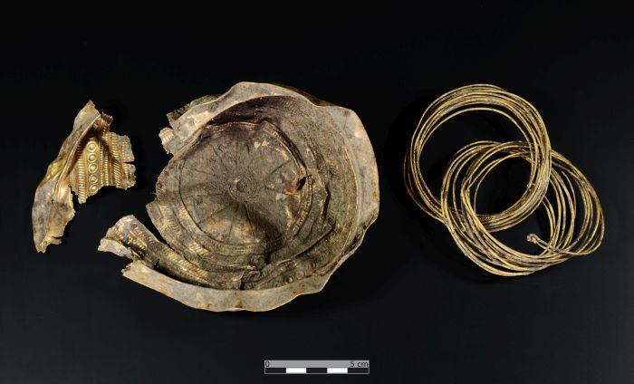 Misa i jej odnaleziony fragment wraz z dwoma złotymi bransoletami ze złotego drutu. Fot. Andreas Rausch