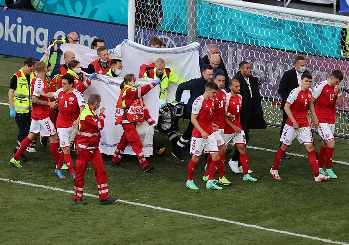 epa09265532 Duńscy zawodnicy eskortują nieprzytomnego Christiana Eriksena podczas jednego z meczów UEFA EURO 2020, Dania przeciw Finlandii w Kopenhadze 12 lipca 2021. EPA/Wolfgang Rattay / POOL Dostawca: PAP/EPA.