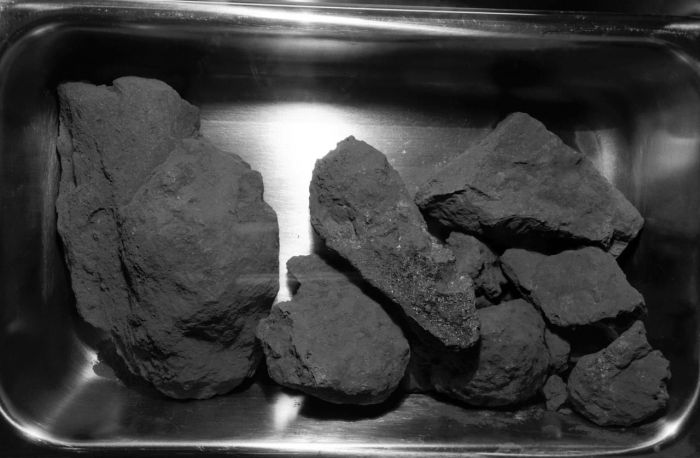 Księżycowe skały umieszczone w drugim pojemniku na próbki Apollo 11. Próbki zostały zebrane przez astronautów Neila A. Armstronga i Edwina E. Aldrina 20 lipca 1969 roku. Źródło: NASA/ 20.07.1969