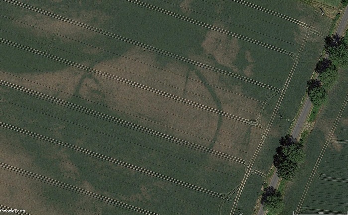Ślad po dawnym obiekcie otoczonym rowem i palisadami, fot. Google Earth