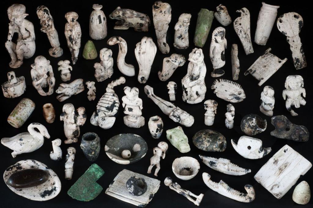 Kościane figurki ludzi i zwierząt - zdaniem naukowców jedne z najpiękniejszych okazów sztuki w okresie formowania się państwa egipskiego - udało się odkryć w Tell el-Farcha. Mają ok. 5 tys. lat. fot. R. Słaboński
