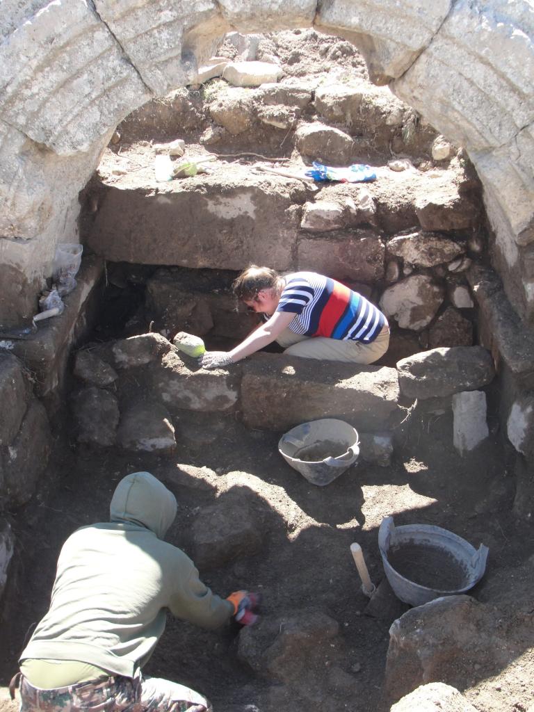 Eksploracja grobu beduińskiego pod arkadą rzymską (fot. M. Burdajewicz)