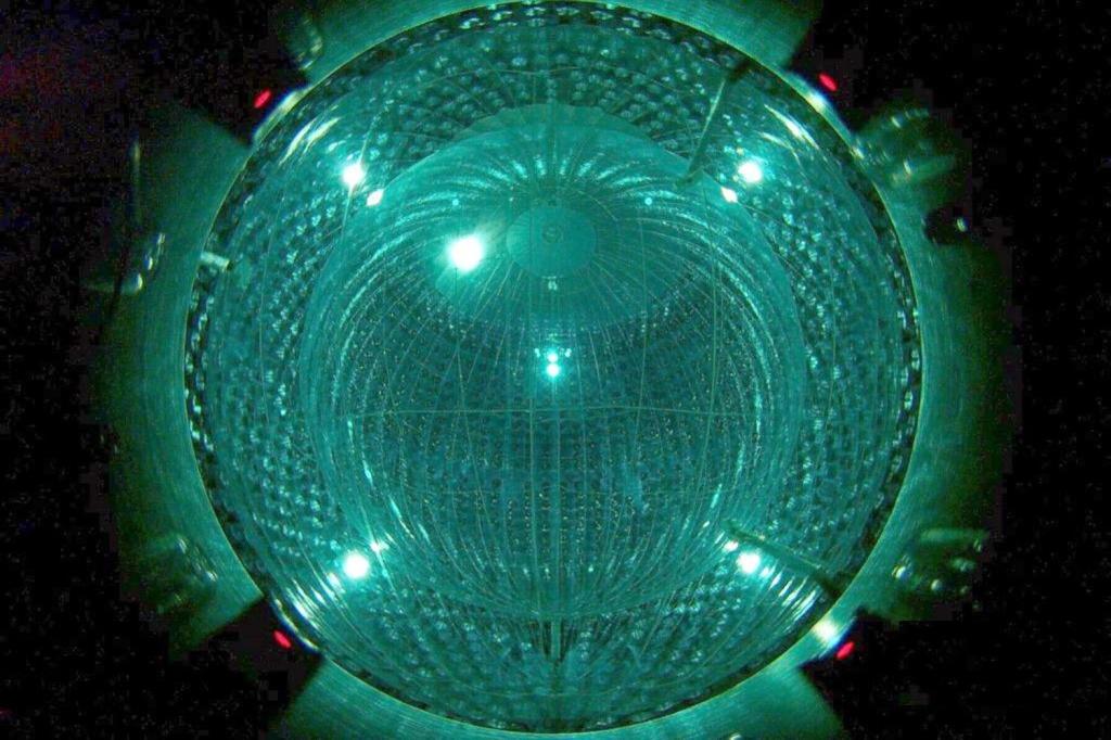 Detektor BOREXINO wypełniony wodą w podziemnym laboratorium w Gran Sasso ma za zadanie rejestrować neutrina pochodzące ze słonecznej fuzji jądrowej. Fot: Borexino Collaboration   Borexino detector filled with water