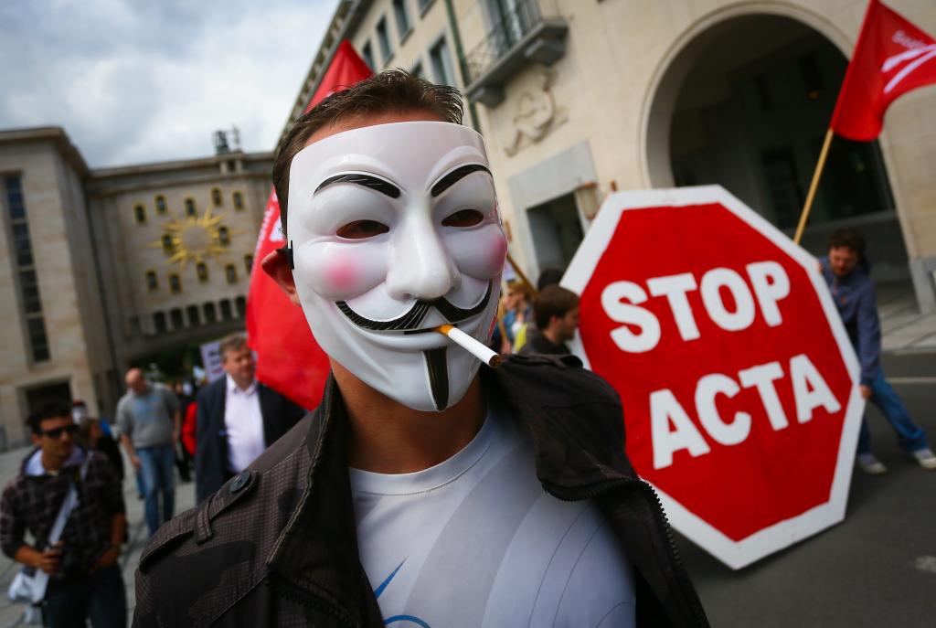 Maska Guya Fawkesa stosowana np. podczas protestów ACTA czy Occupy Wall Street miała dać do zrozumienia, że uczestnicy nie chcą ulec władzy - choćby w jej dążeniu do identyfikowania. Fot: protest przeciw ACTA , Bruksela, Belgia, 9 czerwca 2012. EPA/JULIEN WARNAND Dostawca: PAP/EPA.