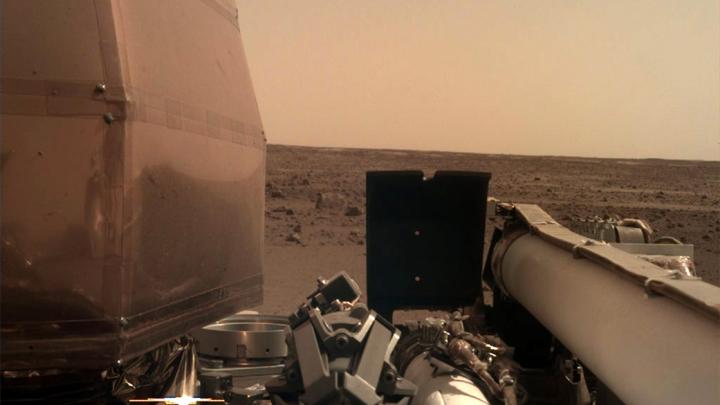 Jedno z pierwszych zdjęć przesłanych przez marsjański lądownik InSight. Źródło: NASA/JPL-Caltech