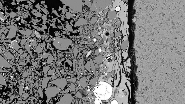 Obraz materiału fajansowego w skaningowym mikroskopie elektronowym (SEM), fot. M. Zaremba