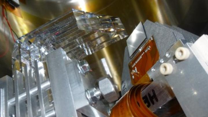 Zdjęcie detektora AFP wykonane podczas instalacji w tunelu LHC. Po lewej  widoczny kwarcowy detektor czasu przelotu, po prawej układ  półprzewodnikowych detektorów mierzących położenie protonu. (Źródło: IFJ  PAN)