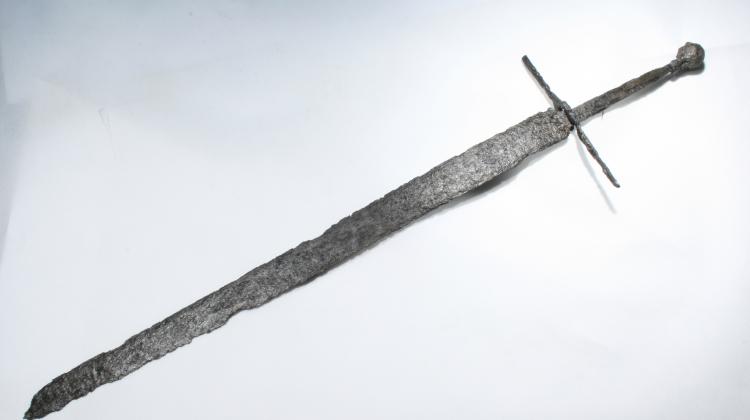 Średniowieczny miecz znaleziony w czasie nadzoru archeologicznego, fot. K. Kucharska 