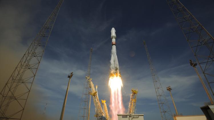 Rakieta Sojuz startuje z Europejskiego Portu Kosmicznego w Gujanie Francuskiej, wynosząc w kosmos drugą parę satelitów systemu Galileo. Źródło: ESA–S. Corvaja, 2012.